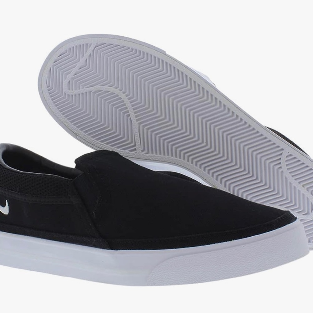 The NikeCourt Legacy  7.5 size black comfortable slip